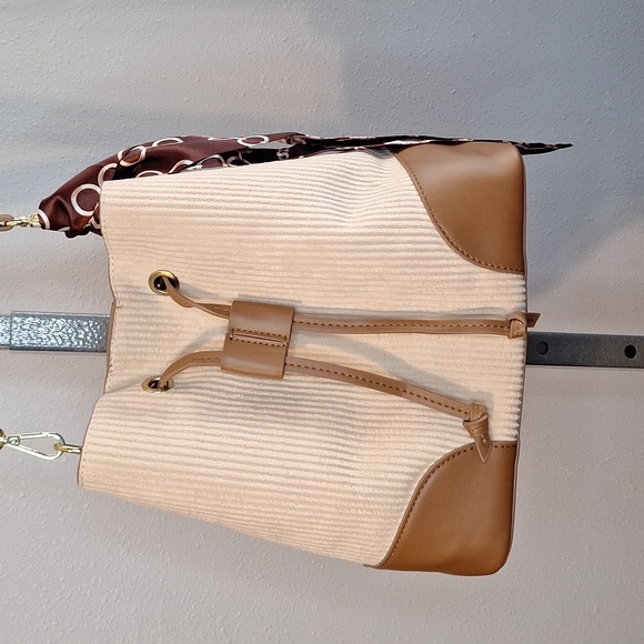 Isaac Mizrahi Handbags - Elegant Beige and Brown Izaac Mizrahi Women's Bag